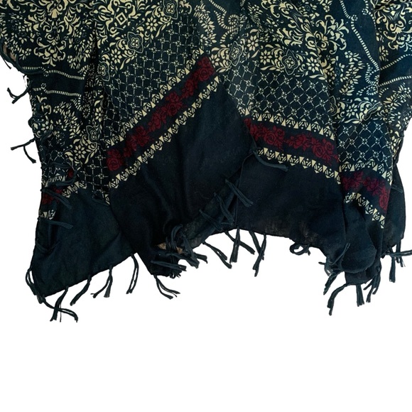 Boho hippie casual black red and taupe shawl size small with tassles - Picture 5 of 7